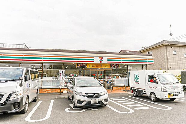 コンビニ 450m セブンイレブン大宮日進一丁目店(セブンイレブンは近くて便利を掲げています。近くとは、心の近さ。便利とはモノが期待以上の品質でお客さまに届くこと。セブン銀行など新しいサービ…