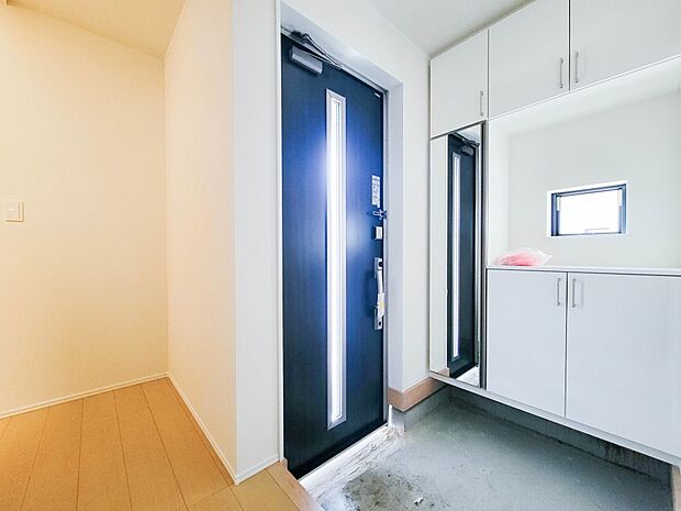 A号棟【玄関】スタイリッシュかつ品のある玄関。