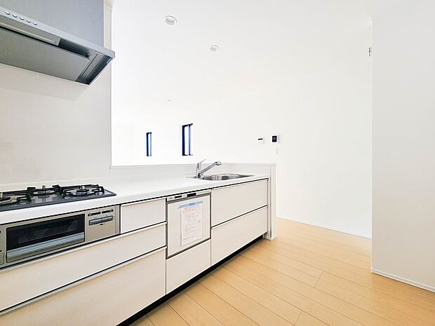 A号棟【キッチン】ナチュラルな自然光の中での調理。お洒落な食器類を余裕で収納できるスペース。動きやすい女性目線のキッチン動線。これからはお料理をつくる時間が劇的に変わります。