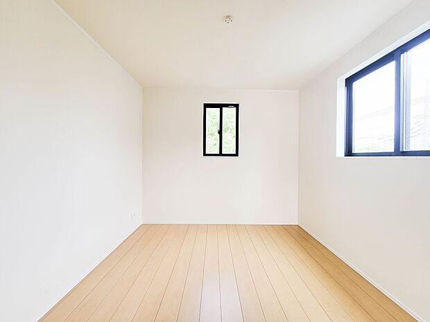 A号棟【洋室-5.25帖】 快適に過ごす条件は、一人ひとり違います。だからこそ飾り過ぎないシンプルな内装と偏り過ぎないデザインで統一しました。暮らしの中でオーナー様だけの【マイホーム】に創…