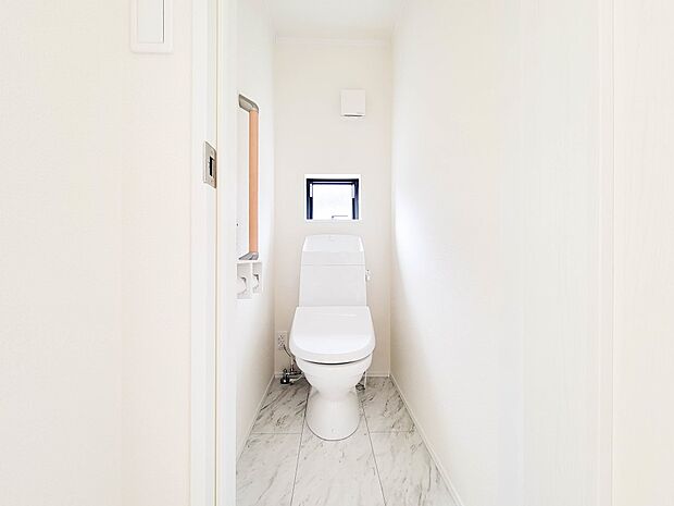 A号棟【トイレ】トイレ・ウォシュレット付。快適で衛生的な洗浄機能付温水シャワートイレです。