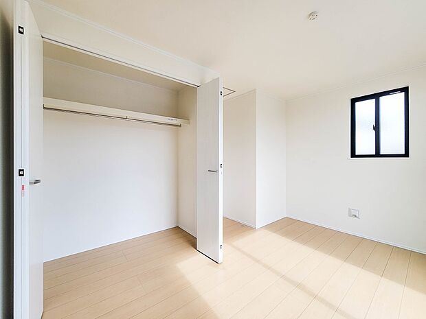 【収納】各部屋を最大限に広く使って頂ける様、全居住スペースに収納付。プライベートルームはゆったりと快適に。