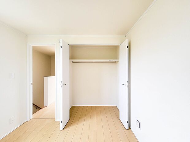 A号棟【収納】各所に配置された収納スペースは、洋服や小物はもちろんのこと、掃除機や日用予備品・お子様のおもちゃなど様々な物を収納して頂ける便利なスペースです。
