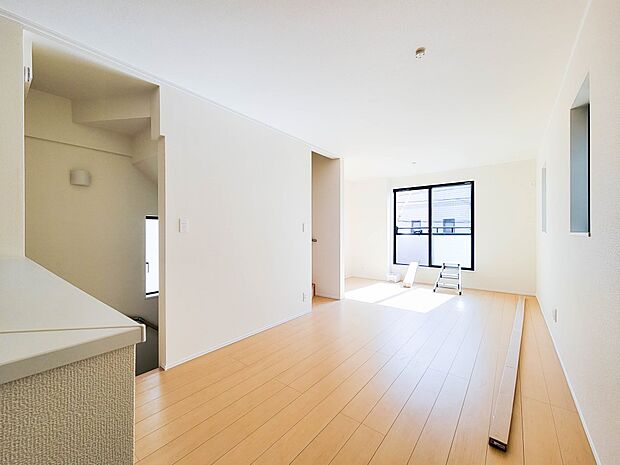 A号棟【ダイニング】ダイニングテーブルを置いても十分な広さが確保されています。