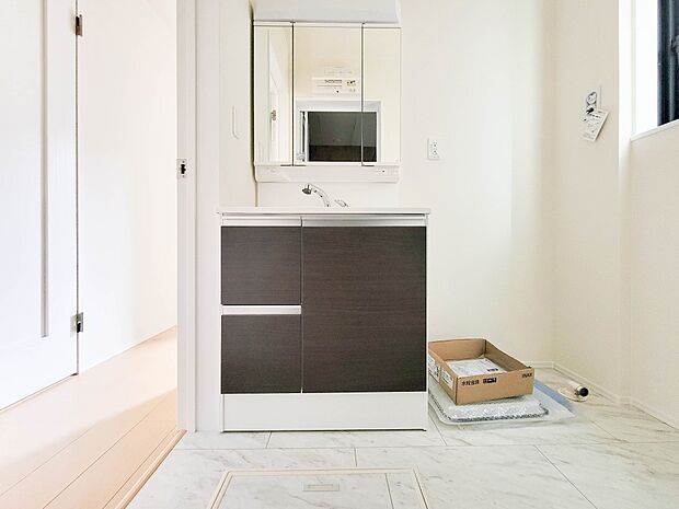 A号棟【脱衣所】洗面所は小さなプライベートスペース。歯磨き、洗顔と毎日施す個人空間。