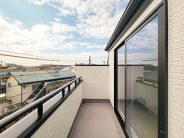 A号棟【バルコニー】 バルコニーから差し込む陽光・通風は、住環境・快適性と共に有り続ける貴重な「財産」です。