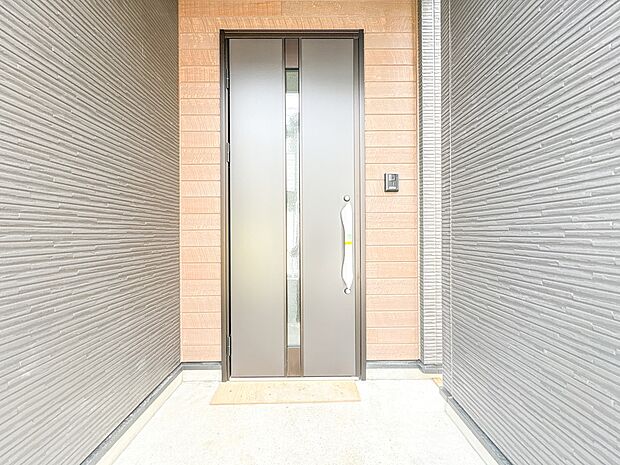 【玄関】家の顔となる玄関は、高いデザイン性が求められます。高級感と断熱性、防犯性に優れた玄関ドアを標準装備。ピッキング対策のセキュリティサムターン等、防犯に考慮しました。