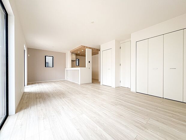 リビングルームの窓を開けると心地よい南風が入ってくる。キッズルームの窓を開けるとやさしい微風が入ってくる。家の中に風の道がある。風を生活の中で体験できる家。