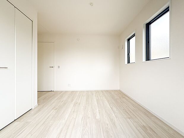 【子供部屋5.2帖】お子様のお部屋にぴったりなクロークを備えたフローリング仕様の洋室です。