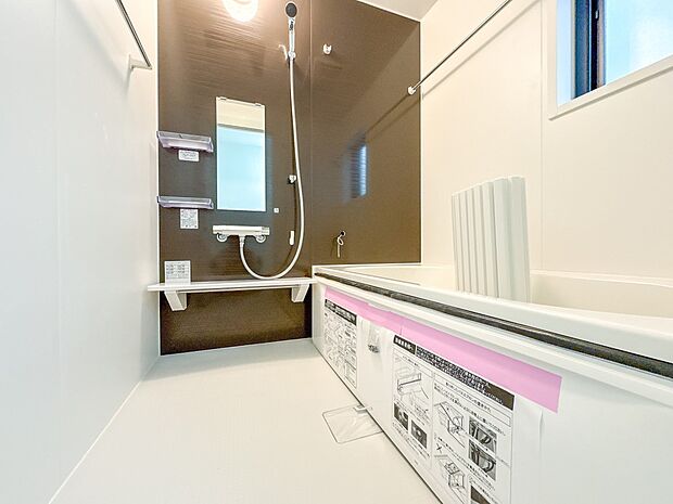 【浴室】 きっとあなたのバスタイムも単なる習慣から特別な時間に変わるはず。一日の汚れとともに疲れを洗い流し、眠りに就く前の大事なリラックスタイムを演出