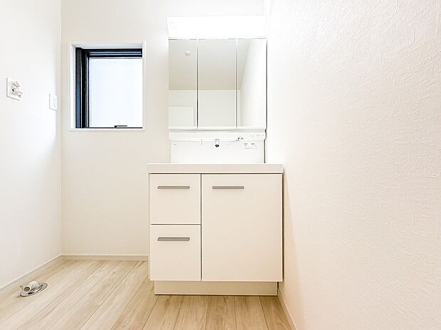 【洗面台】洗面所は小さなプライベートスペース。歯磨き、洗顔と毎日施す個人空間。小窓も設置して、熱気などを開放して、爽やかなスペースになるように設計されています。