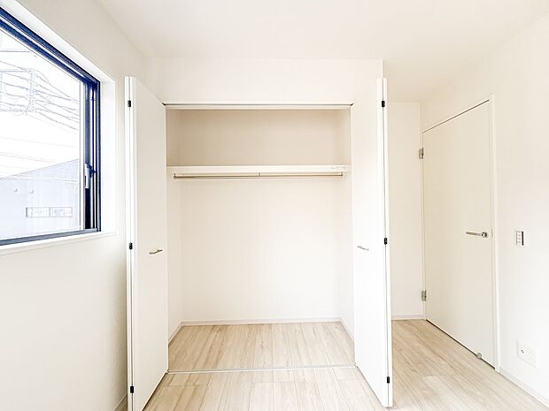 【収納】各所に配置された収納スペースは、洋服や小物はもちろんのこと、掃除機や日用予備品・お子様のおもちゃなど様々な物を収納して頂ける便利なスペースです。