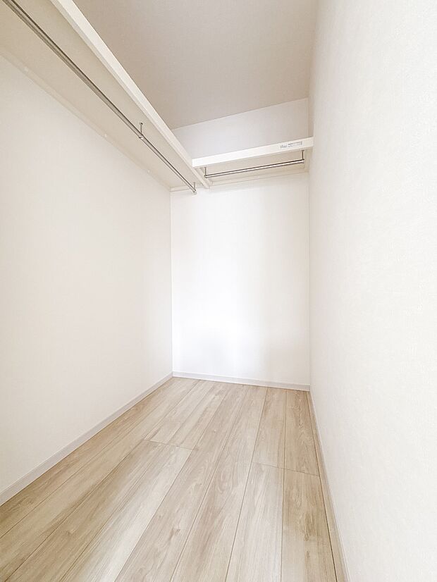 【WIC】WICのメリットの1つ目は、1箇所にまとめて収納が出来ること。2つ目は、衣替えが必要ないこと。3つ目は、扉が少なくなり室内がスッキリ見えること。