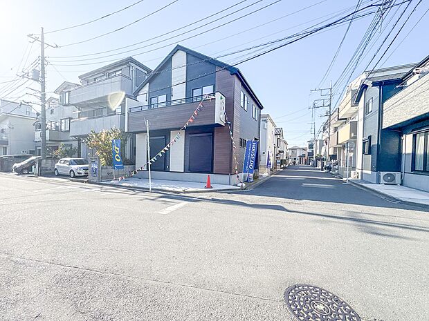 【前面道路、公道4m】車の通行が少ないので、静かな住環境を維持することができます。