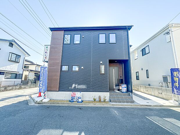 【外観】家は一生のお買物。自分ならではの家族ならではの、家にしたい。書斎を設ける。子どものプレイングルームを設ける。趣味のオーディオルームを設置する。夢を追うオンリーワンの家です。