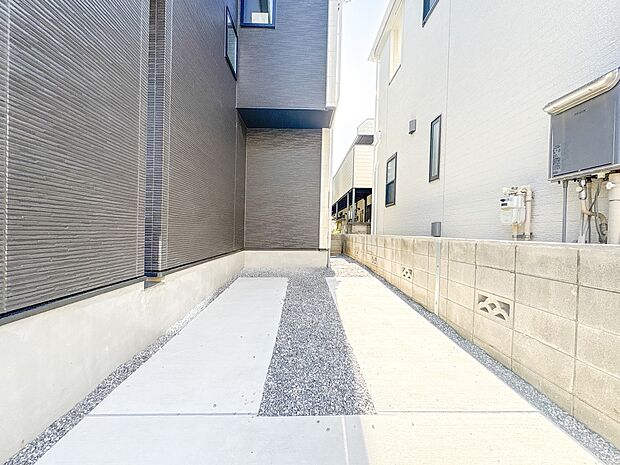 【駐車場】毎日の生活にマイカーが必須という方は、購入を検討する際、駐車場があることは大事な条件です。毎日の通勤や家族の送迎、買い物やお出かけなどクルマのある暮らしを満喫したい方は要チェック。…