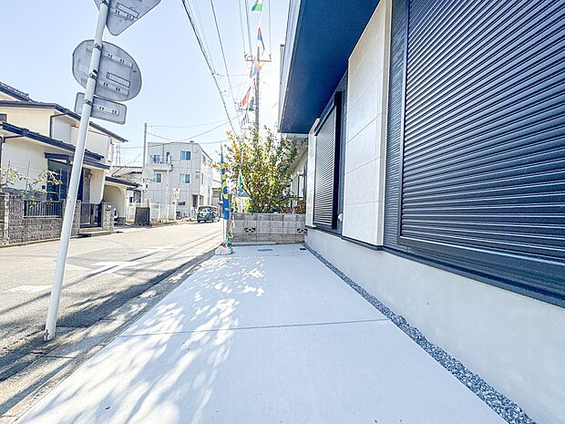 【駐車場】毎日の生活にマイカーが必須という方は、購入を検討する際、駐車場があることは大事な条件です。毎日の通勤や家族の送迎、買い物やお出かけなどクルマのある暮らしを満喫したい方は要チェック。…