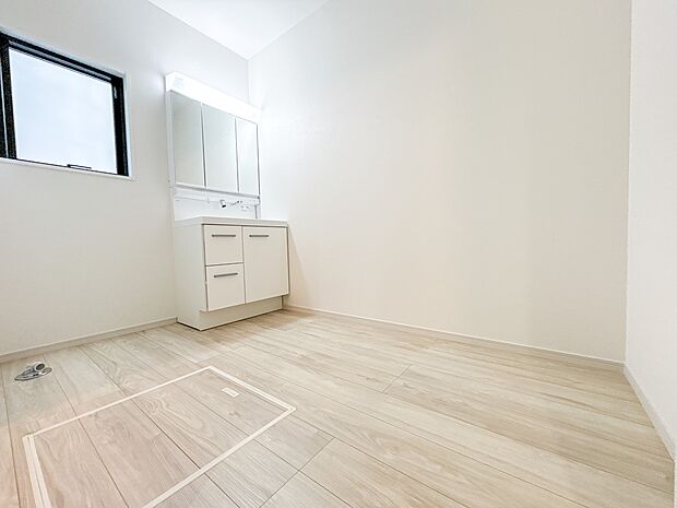 【脱衣場】脱衣所、洗面所は小さなプライベートスペース。歯磨き、洗顔と毎日施す個人空間。換気も設置して、熱気などを開放して、爽やかなスペースになるように設計されています。