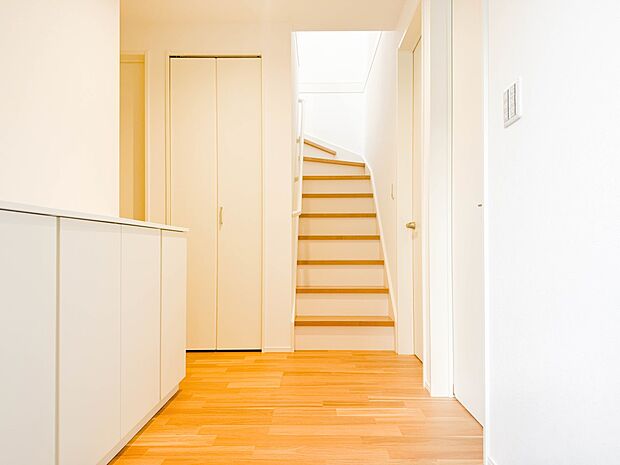 【玄関】玄関はおうちの顔と言われます。玄関アプローチは、外観デザインの印象を左右します。ご家族の個性を出しながら、素敵な玄関でお客様をお迎えしてください。