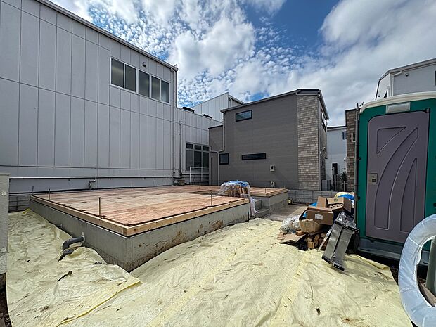 【玄関】家の顔となる玄関は、高いデザイン性が求められます。高級感と断熱性、防犯性に優れた玄関ドアを標準装備。ピッキング対策のセキュリティサムターン等、防犯に考慮しました。