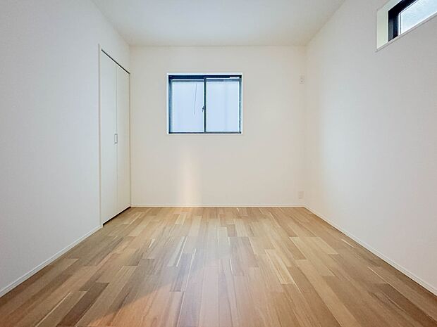 【寝室】シンプルな内装はおしゃれのポイントです。シンプルは華美より飽きがこないからです。色や模様でおしゃれ感をだす。それがシンプルイズビューティーです。