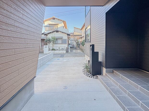 ゆったりとした駐車スペースを確保。大きめのお車でもOK。