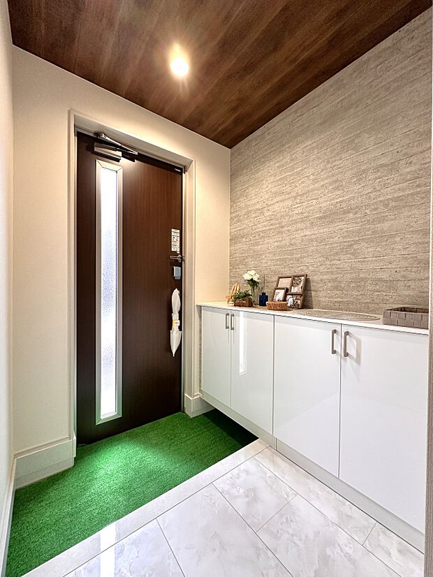 【玄関】大理石調の床材、壁や天井もアクセントクロスを採用・重厚感なる玄関ホールとシューズボックス