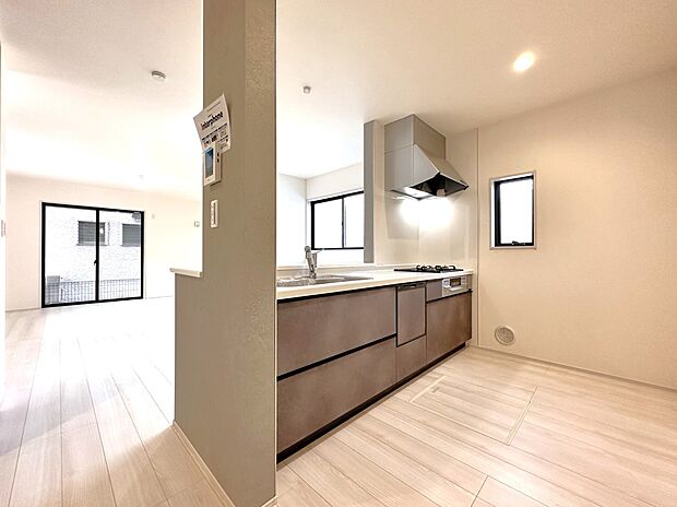 【カウンターキッチン】食洗器を備えたオープンキッチン・リビングを見渡す解放感！