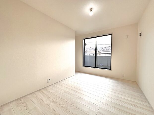 【洋室 7帖】南向きバルコニーに面した主寝室・2階4部屋、全室収納クローゼット付き