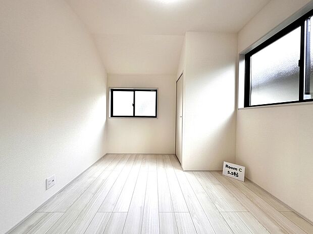 【洋室 5.5帖】2方位採光・2階4部屋、全室収納クローゼット付き