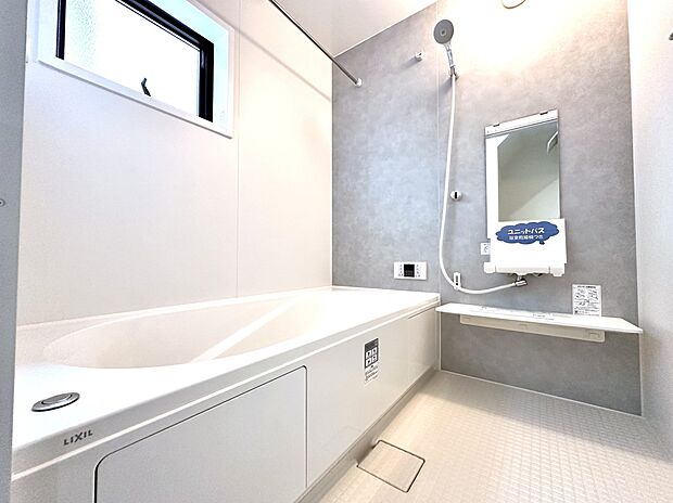【浴室】浴室乾燥暖房機能を完備。1坪サイズ、窓のあるゆったりバスルーム