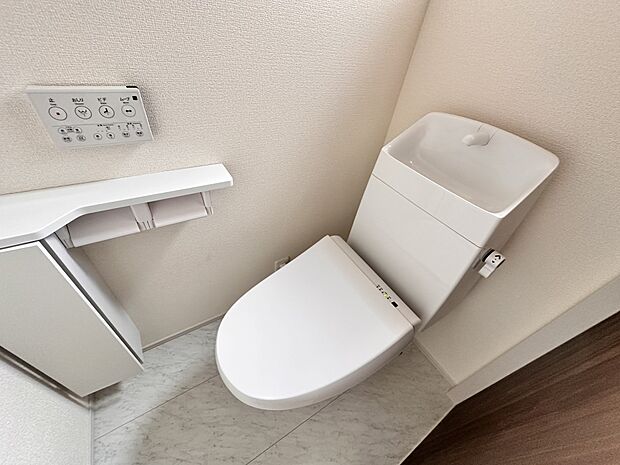 【トイレ】12階2か所のトイレ・リモコン壁付け、分離型の洗浄機能付き