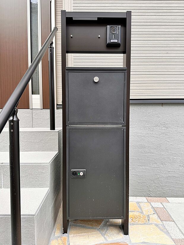 【宅配ボックス 門柱】ポストを備えた 重厚感ある門柱