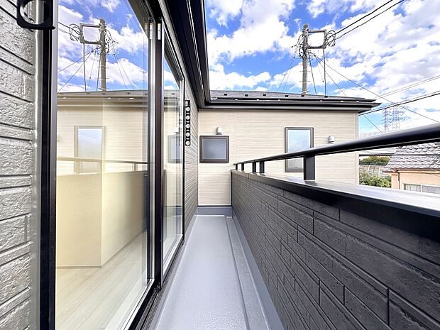 【南向きバルコニー】2階洋室7帖とつながるバルコニー