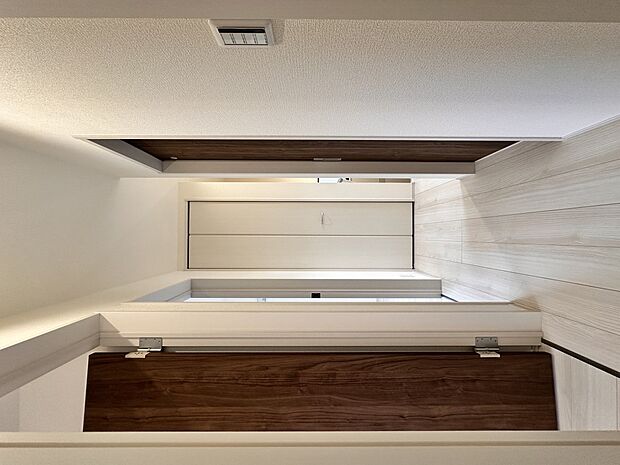 【2階廊下 収納】2階4部屋につながる廊下・共有収納スペースあり