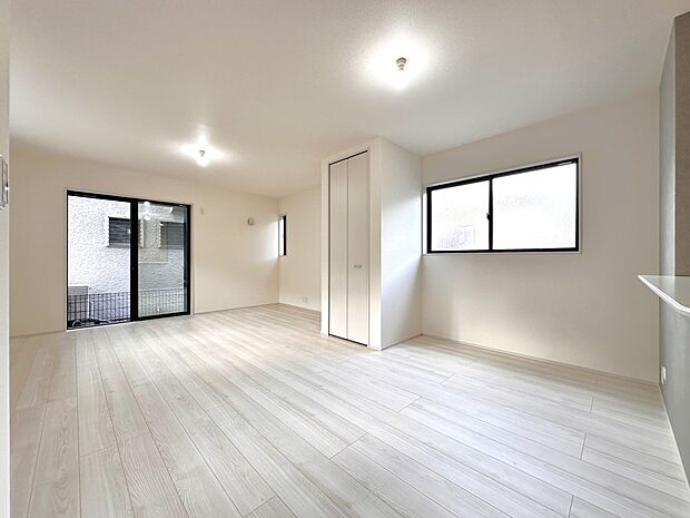 【LDK 20帖】キッチンカウンターに面したダイニングスペース・配膳や片付けもラクラク