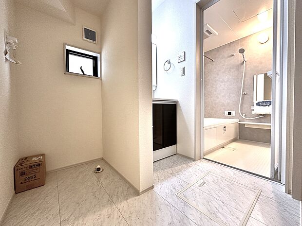 【洗面室】3面鏡ドレッサー。窓のある洗面室