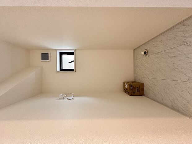 【洗面室】3面鏡ドレッサー。窓のある洗面室