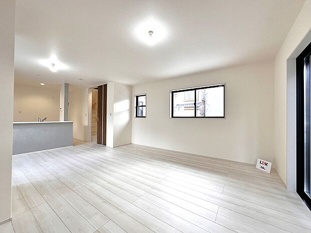 【LDK 20帖】3方位の採光窓・広さと明るさのある大空間