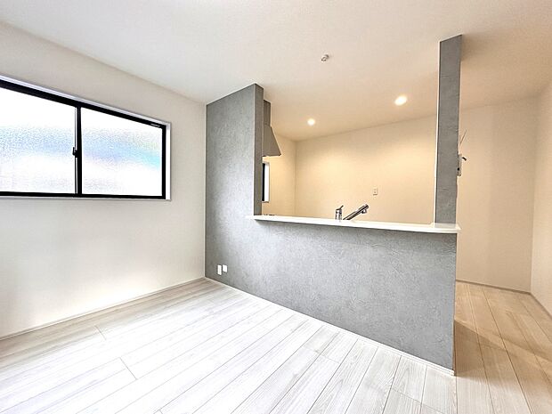 【LDK 20帖】アクセントクロスの配色デザイン・カウンターのある対面キッチン