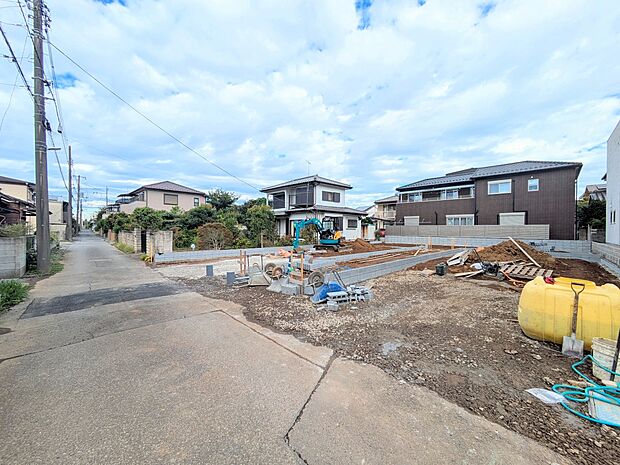 家の前をまっすぐの通りが走っている。クルマは少なく、人々は毎朝、ウォーキング、ジョギング、犬の散歩など、フリーな朝時間を過ごしている。