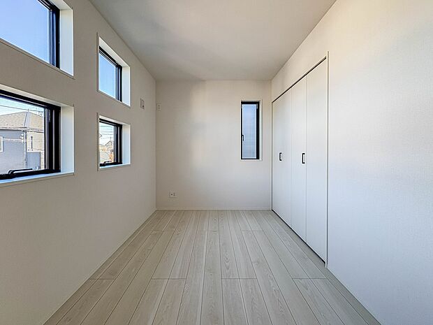【洋室5帖】お子様のお部屋にぴったりなクロークを備えたフローリング仕様の洋室です。