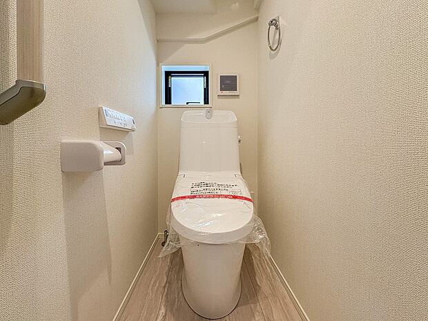 【トイレ】トイレ・ウォシュレット付。快適で衛生的な洗浄機能付温水シャワートイレです。