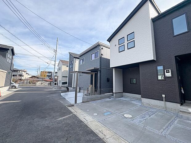 6号棟【前面道路】家の前をまっすぐの通りが走っている。クルマは少なく、人々は毎朝、ウォーキング、ジョギング、犬の散歩など、フリーな朝時間を過ごしている。