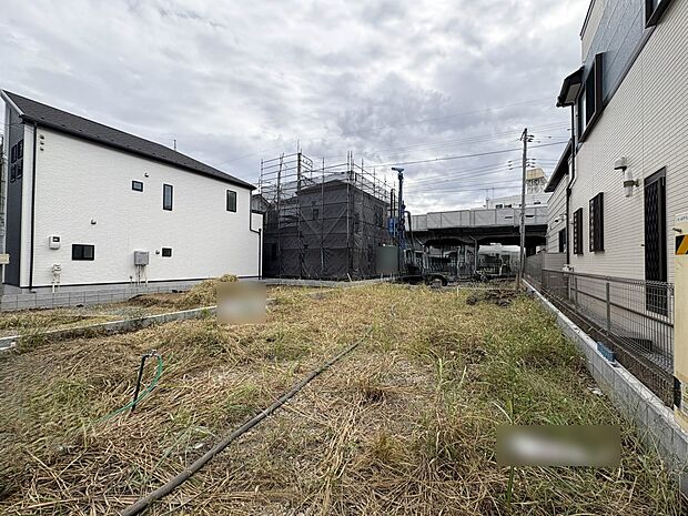 6号棟【現地外観】家族の温かさと陽光の暖かさ、楽しい毎日と明るい未来を予感させる「空間が織り成すひとつ先の住み心地」を演出します。