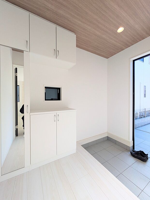 玄関はその家と住まう人を印象づけます。デザイン、機能性の存在感が大切になるわけですね。優れた防犯性、断熱性も求められます。家は玄関から始まります。