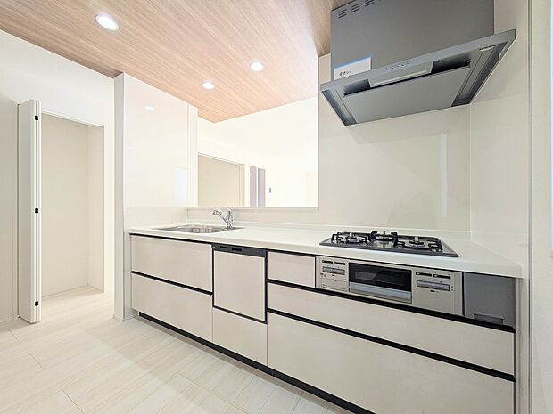 【キッチン】リビングにいるお子様と会話をしながら家事ができるカウンターキッチン