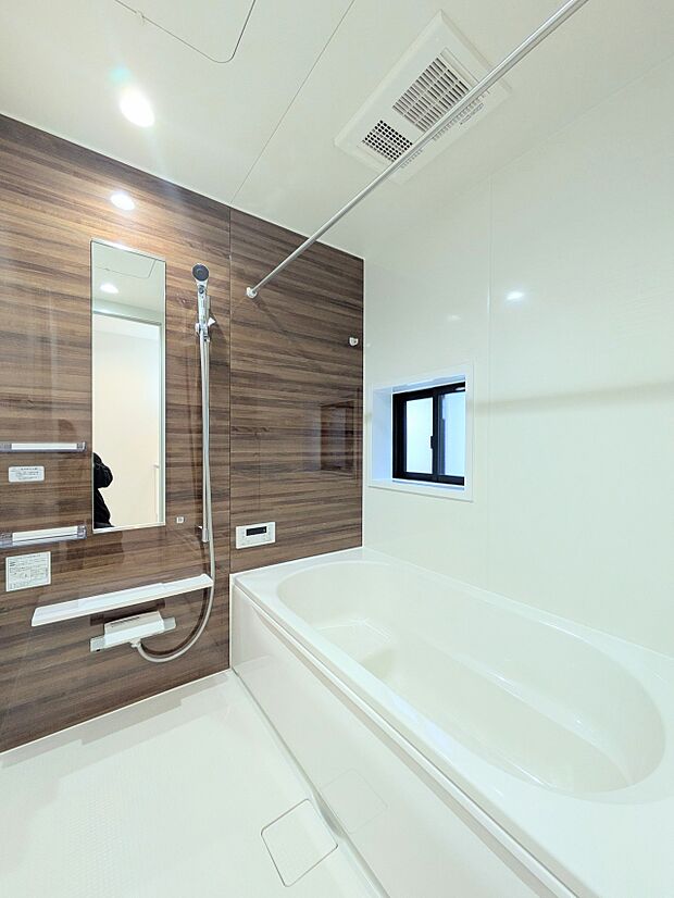 浴室は一日の疲れを癒す場所だから、家族みんながゆったりできる快適設計。追い炊き機能付きオートバス。安定した温度で、いつでも快適に入浴できます。