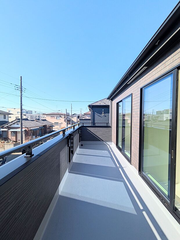 【バルコニー】澄み切った青空と、心地良い風を感じるバルコニー。