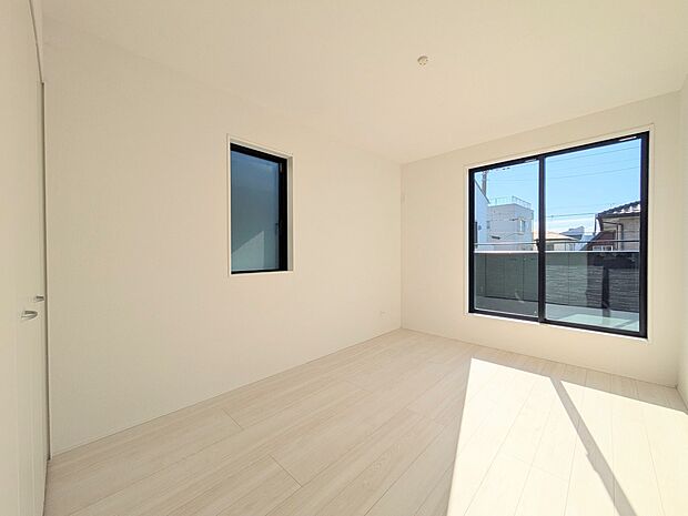 独立性を高めたお部屋。たっぷりの収納も配備しており、片付いた空間を実現出来そう。陽光も降り注ぐ明るく開放的な空間が魅力的。